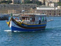 Een boot van Luzzu Cruises