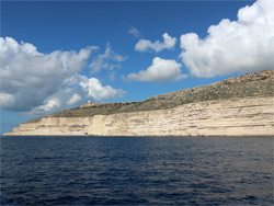 De kliffen van Dingli gezien vanaf zee