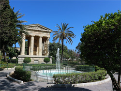 Lower Barracca Gardens met Ball Monument