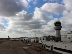 Het platform van Maastricht Aachen Airport met daarop de Boeing 737-800 EI-EMM van Ryanair