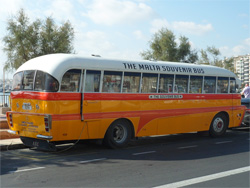 Een oude Maltese bus