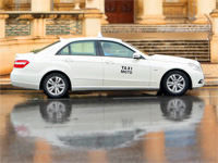 Een Maltese taxi te Mosta