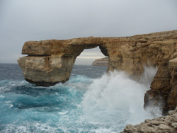 Het Azure Window te Dwejra bij storm