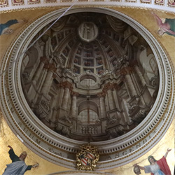 Het geschilderde dak van de kathedraal