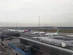 Uitzicht vanuit het Tulip hotel op Eindhoven Airport