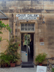 Ingang van het museum van Ghar Dalam