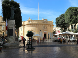 Het onafhankelijkheidsplein te Victoria met daarop de Banca Giuratale